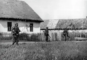 Kaunas: German infantry in a village on the Eastern Front, 1941