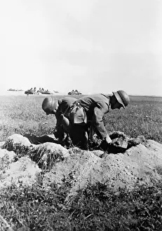 Foxhole: German infantrymen during the construction of positions, 194