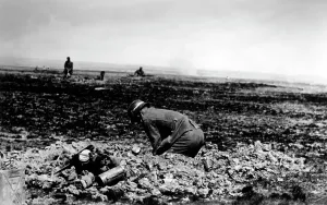 Bend: German infantrymen digging foxholes in the steppe, 1942