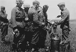Fill: German infantrymen are supplied with water, 1942