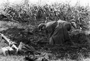 Gunners: German machine gunners making a position in Hungary, 194