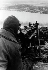 Inset: German MG guard on the Eastern Front, 1943