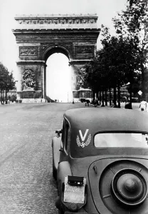 Elysees: German military vehicle in front of the Arc de Triomphe