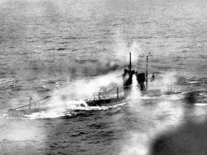 Towed: German naval aviator attack an English U-boat in the 1st Wor