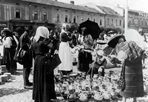 Kaiserreich: German nurses on a pottery market, 1917
