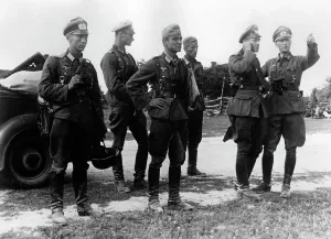 Transition: German officers during the fights at Mogilev, 1941