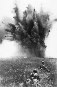 Explode: German paratroopers during combat on the Eastern front, 1942