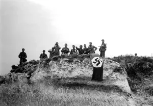 Instructs: German paratroopers in Crete, 1941