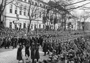 Trooper: The German parliament on the way to the State ceremony on th