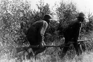 Bushes: German patrol on the Eastern Front, 1941