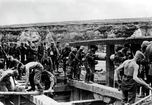 Steppe: German pioneers building a bridge on the Eastern front, 1942