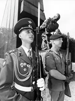 Treptow: German and Russian soldier in front of Soviet monument in Be