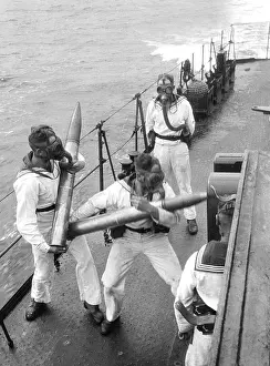 Maneuvering: German sailors at gun drill