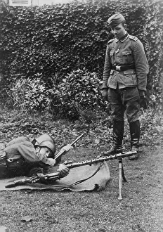 Puts: German soldier with an MG 34, 1940
