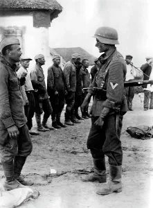 Unternehmen: German soldier with Soviet prisoners of war, 1942