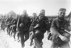 Zhytomyr: German soldiers advancing an on the Eastern front, 1941