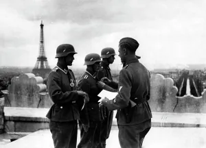 Flak: German soldiers on the Arc de Triomphe, 1940