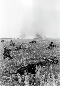 Unternehmen: German soldiers during an assault break, 1942
