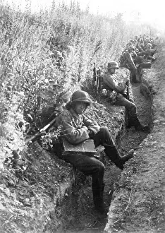 Quickly: German soldiers before an attack in the Belgorod zone, 1943