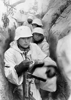 Grenadiers: German soldiers await the order to attack, 1943