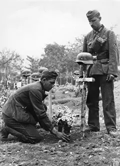 Bury: German soldiers bury a comrade, 1940