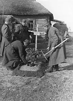 Bury: German soldiers bury a comrade, 1941