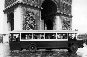 Transports: German soldiers in a bus in front of the Arc de Triomphe