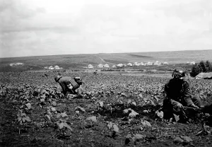 Fortifications: German soldiers digging a foxhole, 1942