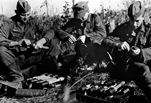 Grenades: German soldiers - Eastern Front, 1943