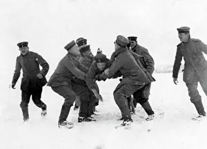 Infanterie: German soldiers at the Eastern Front play in the snow, 1915