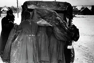 Warming: German soldiers on the Eastern Front in winter, 1942