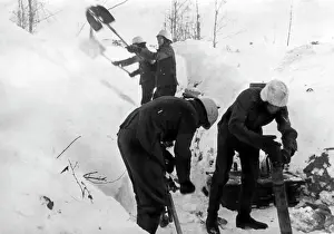 Readied: German soldiers on the Eastern Front in winter, 1942