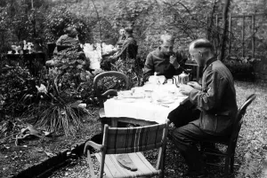 Comfortable: German soldiers are eating, 1940