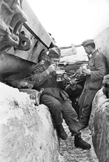 Extends: German soldiers eating in the ditch