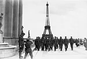 Chaillot: German soldiers in front of the Eiffel Tower, 1940