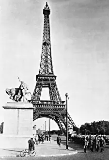 Pont: German soldiers in front of the Eiffel Tower, 1940