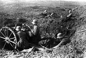 Canon: German soldiers in fighting position at the Western Front, 1