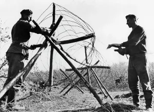 Fortifications: German soldiers lay a wire obstacle on the eastern front