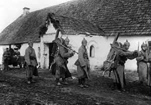 Backs: German soldiers with machine guns at the Eastern Front, 1915