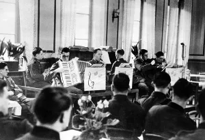 Bretagne: German soldiers make music, 1941
