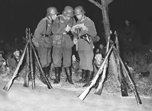 Wayside: German soldiers during a maneuver, 1937