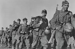 Dnieper: German soldiers on the march - Eastern Front, 1943