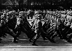 Foch: German soldiers marching in Paris, 1940