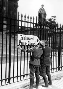 Nationale: German soldiers mount a signpost to the gate