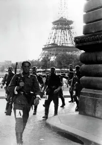 Sporty: German soldiers during the pack march in Paris, 1941