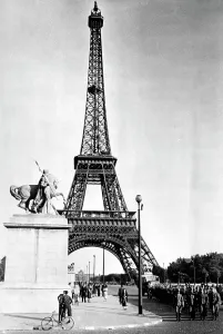 Pont: German soldiers in Paris, 1940