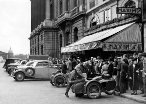 Quai: German soldiers in Paris, 1940