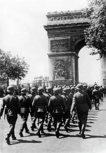 Triomphe: German soldiers in Paris, 1940