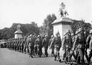 Triomphe: German soldiers in Paris, 1940