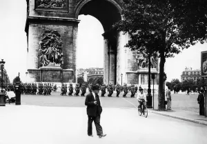 Triomphe: German soldiers in Paris, 1950